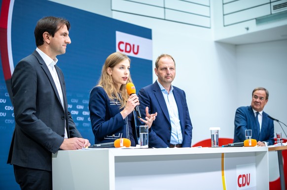 30.08.2021, Berlin: Armin Laschet (r), Unions-Kanzlerkandidat, CDU-Bundesvorsitzender und Ministerpr�sident von Nordrhein-Westfalen, h�rt bei einer Pressekonferenz nach der Sitzung des CDU-Pr�sidiums  ...