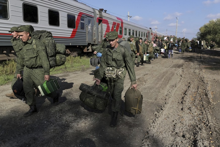 ARCHIV - 29.09.2022, Russland, Prudboi: Russische Rekruten gehen auf einem Bahnhof in Prudboi in der Region Wolgograd zum Zug. Russland hat einger