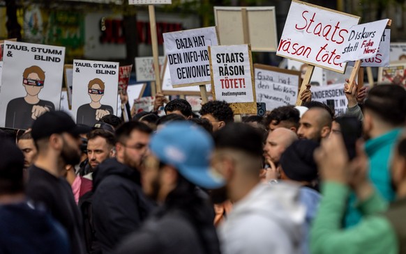 27.04.2024, Hamburg: Teilnehmer einer Islamisten-Demo halten Plakate mit der Aufschrift &quot;Staatsräson tötet&quot; in die Höhe. Foto: Axel Heimken/dpa +++ dpa-Bildfunk +++