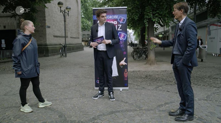 Beim einem fiesen Masken-Witz von Lauterbach guckt der "Heute-Show"-Reporter kurz verdutzt.