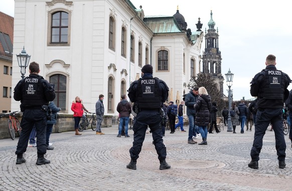 17.04.2021, Sachsen, Dresden: Polizisten sperren die Br