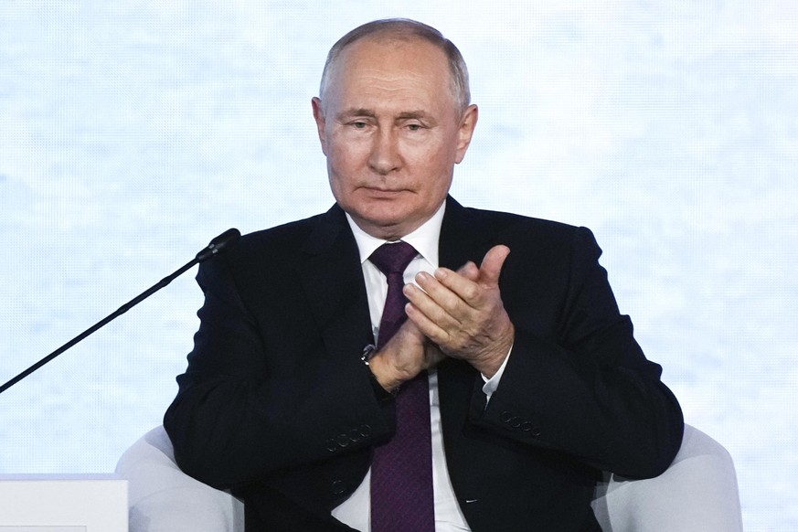 HANDOUT - 12.09.2023, Russland, Wladiwostok: Auf diesem von der Roscongress Foundation veröffentlichten Foto applaudiert Wladimir Putin, Präsident von Russland, während einer Plenarsitzung auf dem Öst ...