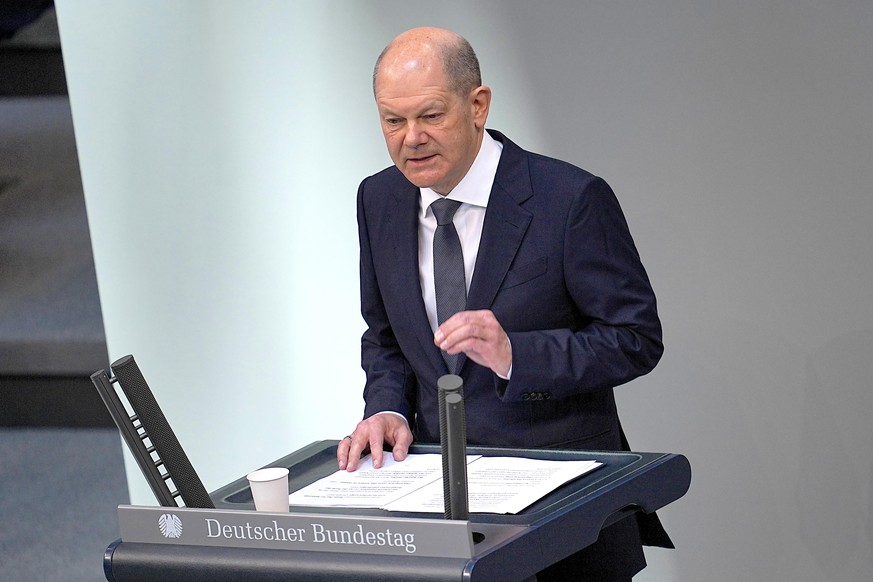 Bundeskanzler Olaf Scholz (SPD), spricht in der Generaldebatte im Plenum im Bundestag. In der Haushaltswoche wird das Haushaltsgesetz 2022, und der Finanzplan des Bundes 2021 - 2025 in der ersten Lesu ...