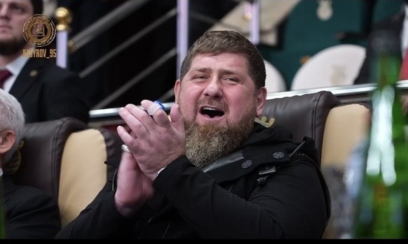 Ramsan Kadyrow genießt ein Basketballspiel sichtlich
