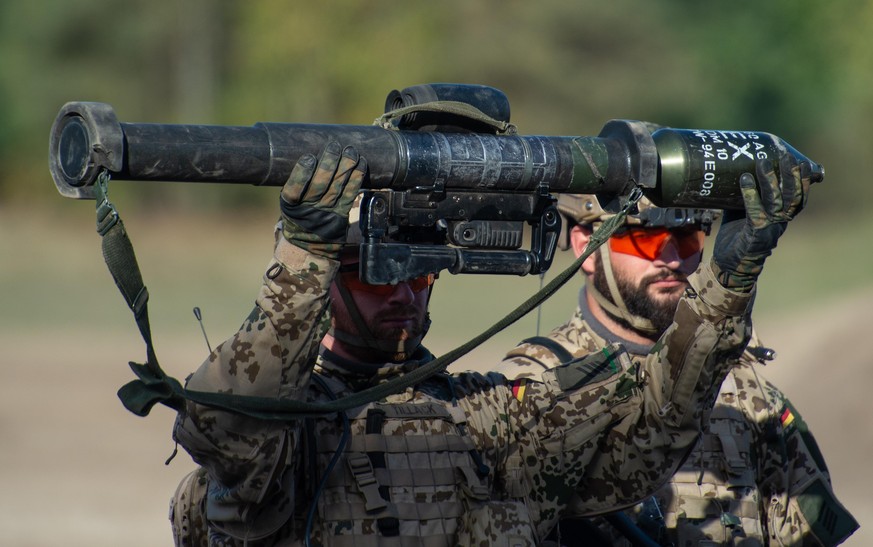 28.09.2018, Niedersachsen, Munster: Ein Soldat der Bundeswehr bei der Informationslehrübung «Landoperationen 2018» eine Panzerfaust in den Händen. Foto: Philipp Schulze/dpa