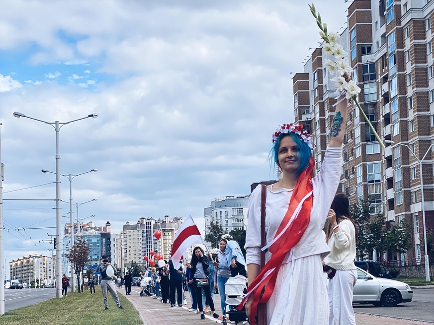 Die Minskerin Nataliya wartet am 9. August auf das Wahlergebnis in Belarus – und sieht dabei aus, wie eine belarussische Version der Freiheitsstatue.