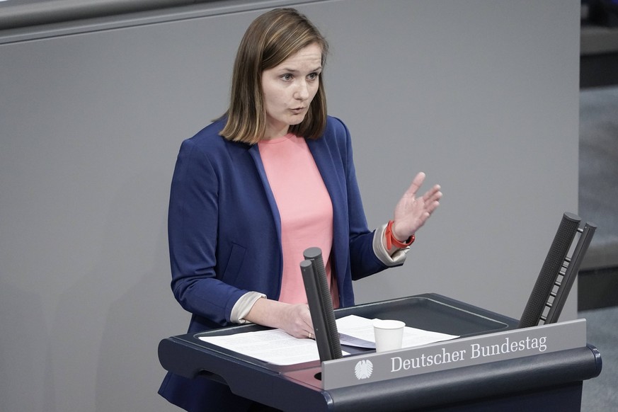 21. Bundestagssitzung und Debatte in Berlin Aktuell,17.03.2022 Berlin, Dr. Zanda Martens von der Partei SPD im Portrait bei seiner Rede zum Tagesordnungspunkt Vereinbarte Debatte - 30 Jahre Enquete-Ko ...