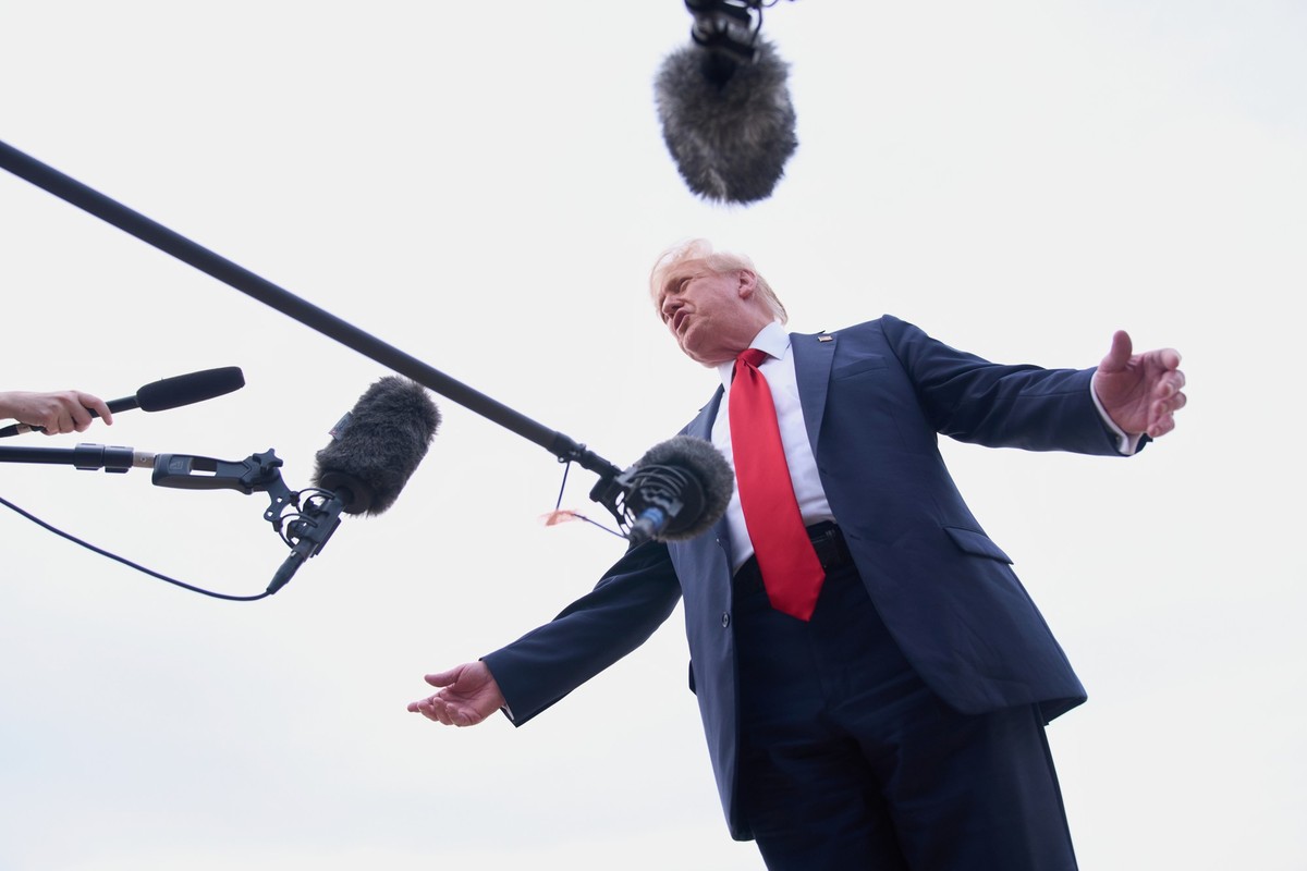 13.07.2025, USA, Gemeinsamer Stützpunkt Andrews: US-Präsident Donald Trump spricht zu Medienvertretern, bei der Ankunft auf der Joint Base Andrews auf dem Weg nach Washington. Foto: Jacquelyn Martin/A ...