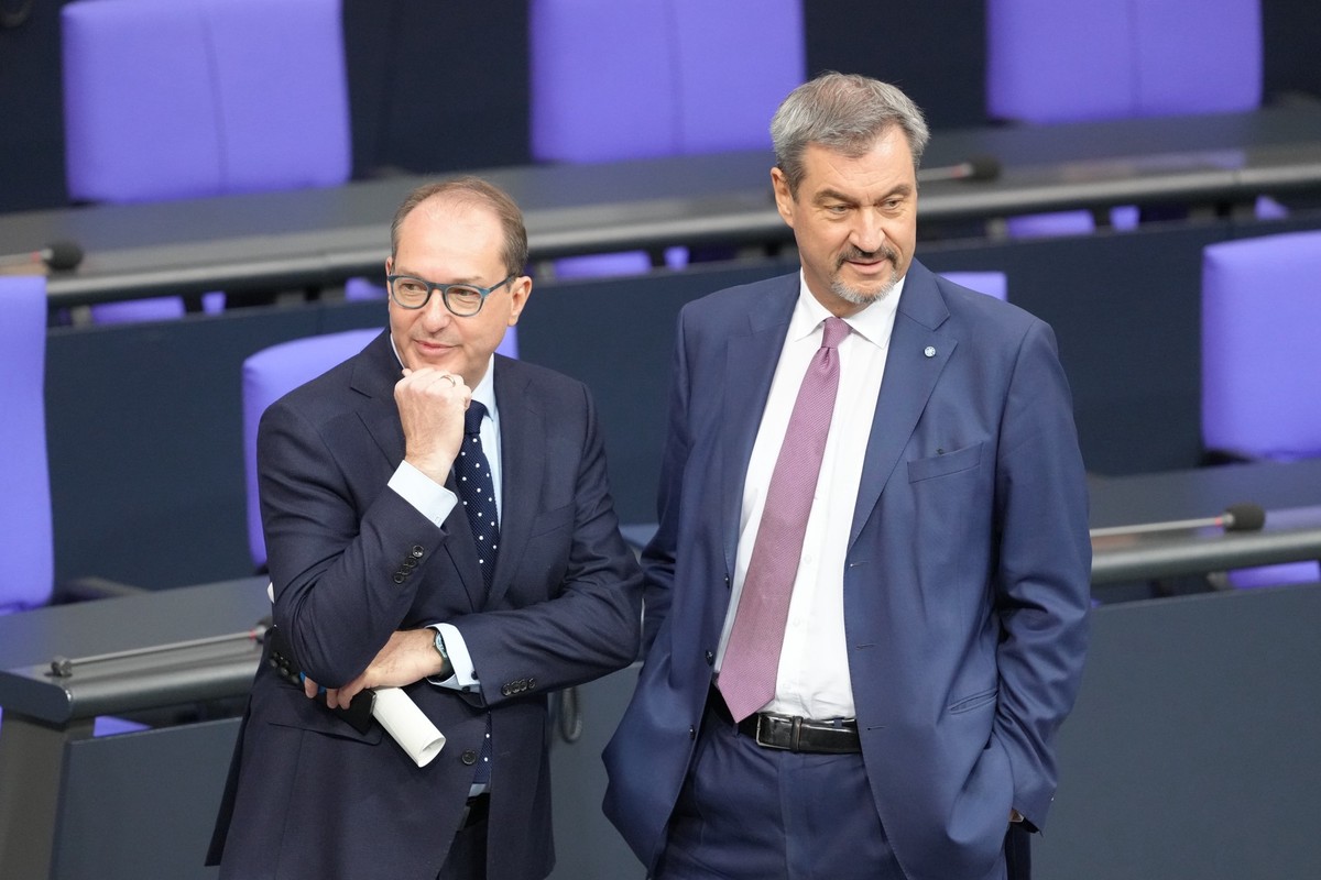 13.11.2024, Berlin: Alexander Dobrindt (l), Erster stellvertretender Vorsitzender und Vorsitzender der CSU im Bundestag, und der Ministerpräsident von Bayern, Markus Söder (CSU) unterhalten sich vor d ...