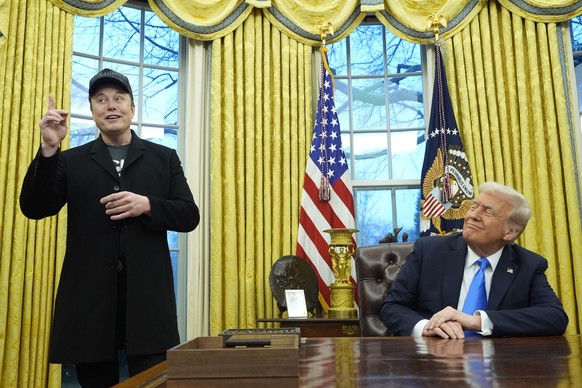 dpatopbilder - 11.02.2025, USA, Washington: US-Präsident Donald Trump (r) hört zu, als Elon Musk im Oval Office im Weißen Haus spricht. Foto: Alex Brandon/AP/dpa +++ dpa-Bildfunk +++