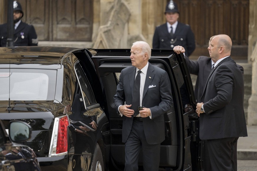 Joe Biden ist für das Begräbnis von Queen Elizabeth nach London gereist. 