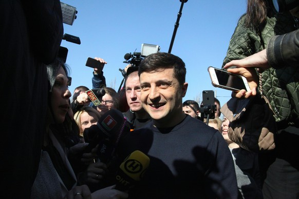 Wolodymyr Selenskyj nach seinem Wahlsieg 2019, umringt von Medienvertreterinnen und -vertretern.