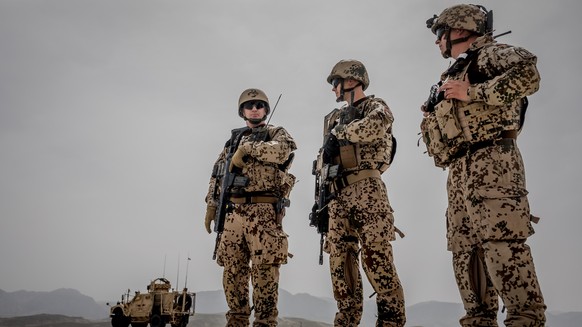 25.03.2018, Afghanistan, Masar-I-Scharif: 25.03.2018, Afghanistan, Masar-i-Scharif: Soldaten der Bundeswehr bewachen einen Konvoi im Feldlager Camp Marmal. Foto: Michael Kappeler/dpa +++ dpa-Bildfunk  ...