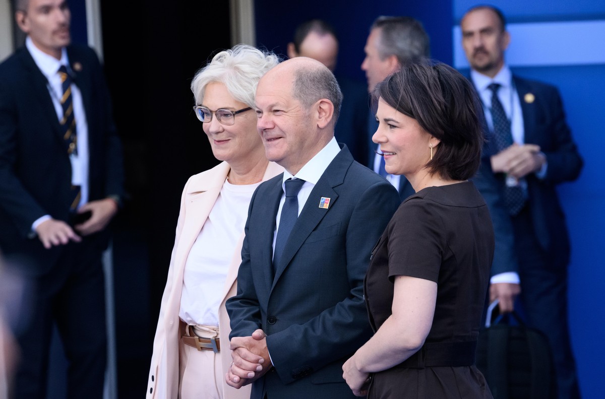Christine Lambrecht (l-r, SPD), Bundesministerin der Verteidigung, Bundeskanzler Olaf Scholz (SPD) und Annalena Baerbock (Bündnis 90/Die Grünen), Außenministerin, posieren nach ihrer Ankunft beim Nato ...