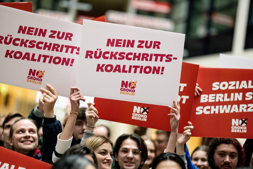 11.03.2023, Berlin: Delegierte halten am Rande der Landesdelegiertenkonferenz der Jusos Berlin im Willy-Brandt Haus Schilder mit der Aufschrift &quot;Soziales Berlin statt Schwarz Rot&quot; und &quot; ...