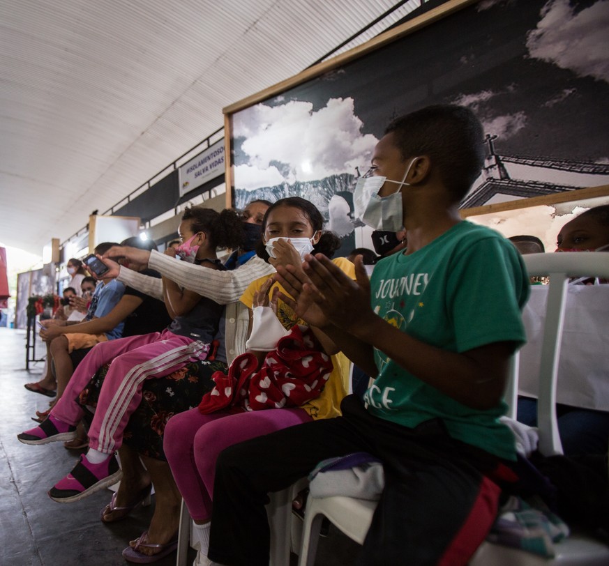 23.12.2020, Brasilien, Sao Paulo: Der Weihnachtsmann von &quot;G10 Favelas und Partnern&quot;