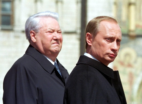 TAS18. MOSCOW,RUSSIA. MAY07. Russian President Vladimir Putin R and former President Boris Yeltsin L pictured reviewing the Kremlin regiment of the Presidential guards at the Cathedral square during t ...