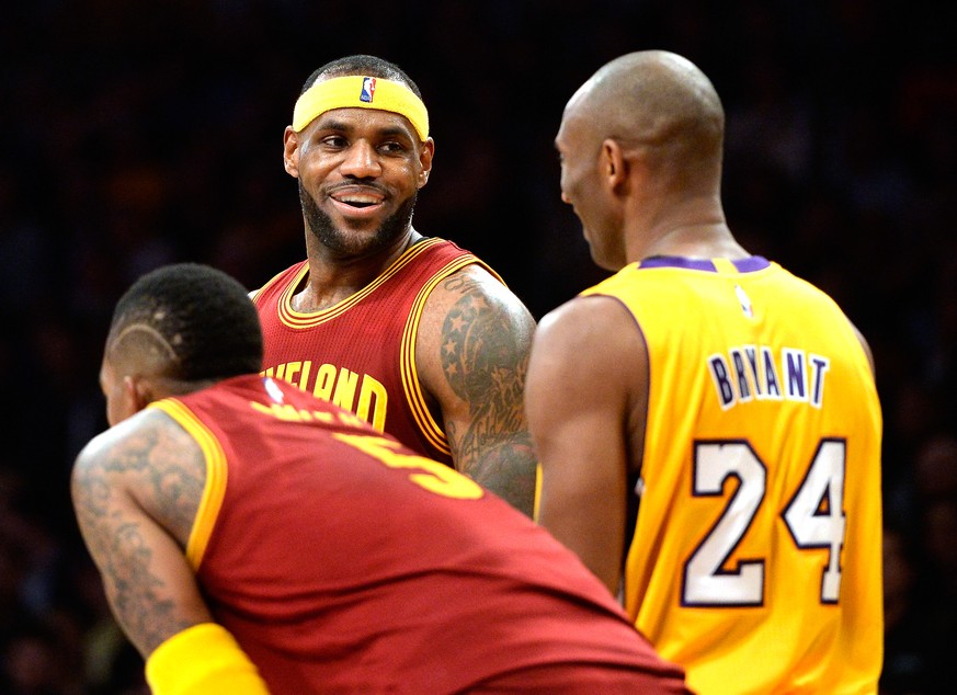 LeBron James (damals noch in Cleveland) und Kobe Bryant auf dem Feld (2015).