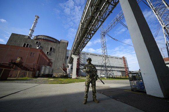 ARCHIV - 01.05.2022, Ukraine, Enerhodar: Auf diesem w�hrend einer vom russischen Verteidigungsministerium organisierten Reise aufgenommenen Foto bewacht ein russischer Soldat einen Bereich des Kernkra ...