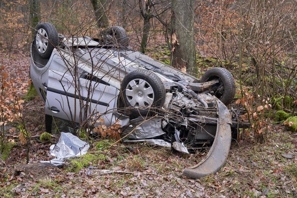 Verkehrsunfall an der L303 12.01.2019, Rheinland-Pfalz, Siershahn: Ein Pkw liegt nach einem Verkehrsunfall auf der neben der Landstrasse 303 (L303) zwischen Siershahn und Helferskirchen. *** Traffic a ...