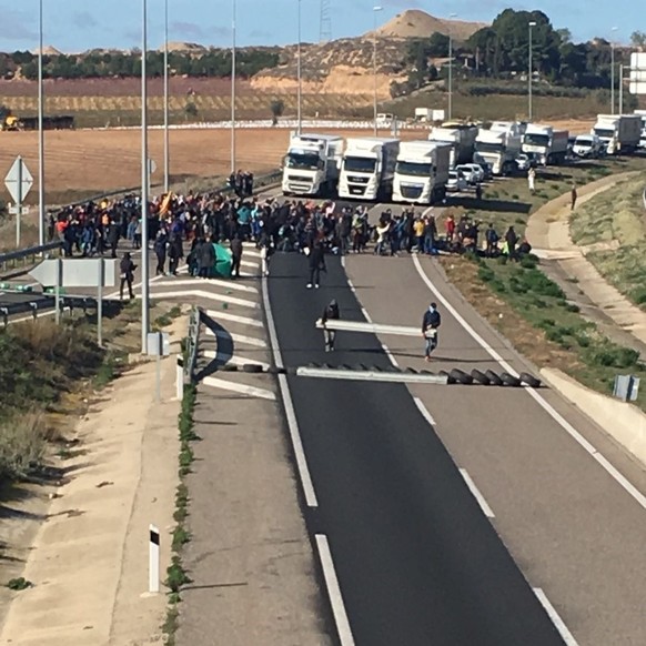 Anhänger des früheren katalanischen Regionalpräsidenten Puigdemont blockieren die Autobahn A-2 in Spanien.