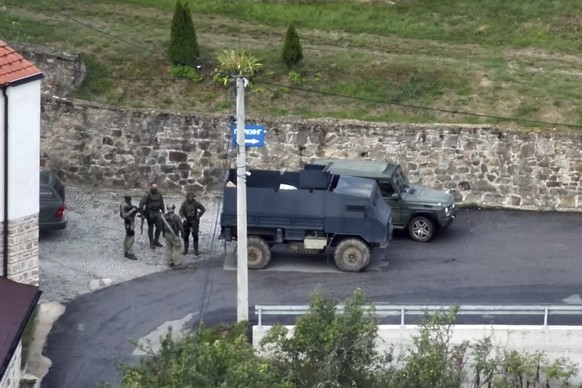 HANDOUT - 24.09.2023, Kosovo, Banjska: Dieses von der Kosovo-Polizei zur Verfügung gestellte Bild zeigt eine Gruppe bewaffneter, maskierter Männer vor dem Banjska-Kloster. In den fast ausschließlich v ...