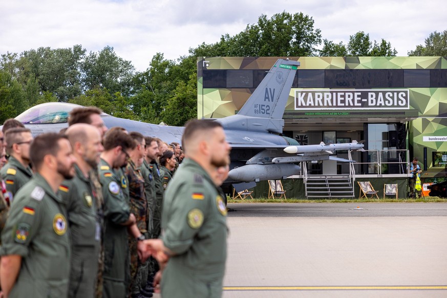 ILA 2024 - Berlin Deutschland, Berlin-Brandenburg Schönefeld am 04.06.2024: Deutsche Soldaten auf der ILA mit einer amerikanischen F-16 und einem Bundeswehr-Karriereberatungszentrum. *** ILA 2024 Berl ...