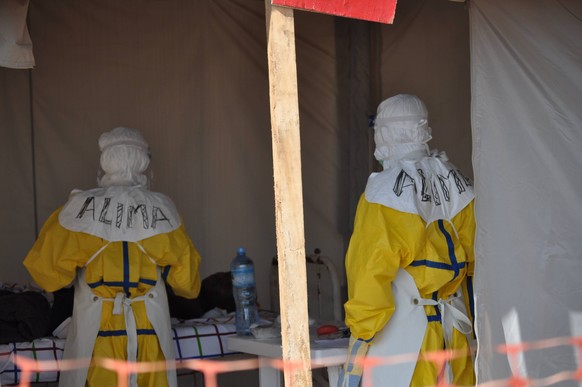 Ärzte in einem Isolations-Zentrum für Ebola-Patienten im Kongo.
