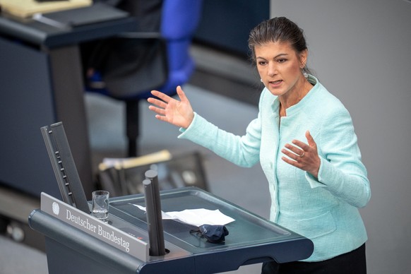 07.04.2022, Berlin: Sahra Wagenknecht (Die Linke) spricht bei der Sitzung des Bundestags. Der Bundestag stimmt �ber eine Impfpflicht gegen das Coronavirus ab. Foto: Michael Kappeler/dpa - ACHTUNG: Unt ...