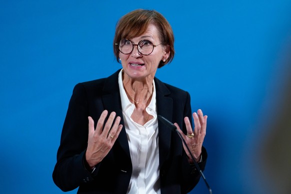 Pressestatement zum Fachkraeftegipfel von BMAS, BMBF und BMWK Aktuell,07.09.2022 Berlin, Bildungsministerin Bettina Stark-Watzinger FDP im Portrait bei gemeinsamen Pressestatement von Bundesarbeitsmin ...