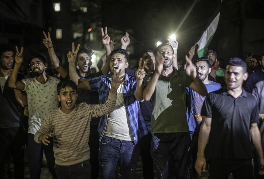 Palästinenser im nördlichen Gazastreifen feiern auf den Straßen nach dem Waffenstillstand.