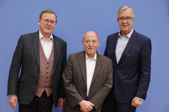 Bodo Ramelow, Gesch�ftsf�hrender Ministerpr�sident des Freistaats Th�ringen, Dr. Gregor Gysi, MdB Gruppe Die Linke, Dr. Dietmar Bartsch, MdB Gruppe Die Linke, Deutschland, Berlin, Bundespressekonferen ...