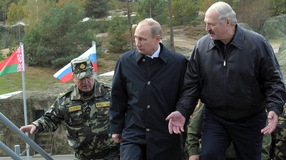 ARCHIV - 25.09.2013, Belarus, Grodno: Wladimir Putin (l), Pr