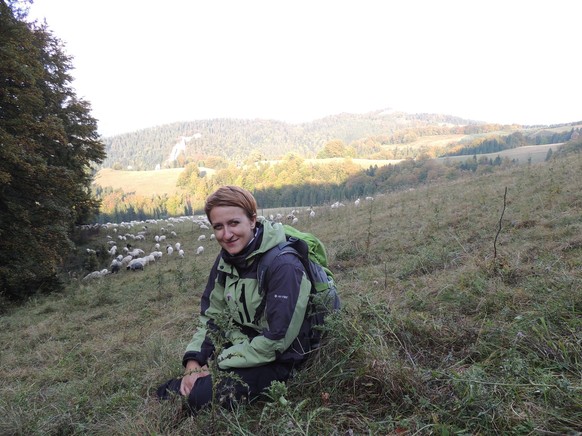 In ihrer Freizeit entkommt sie gerne dem Stadtleben und geht wandern.