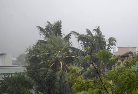 India: Landfall of Cyclone Amphan Dark clouds hover over city during the cyclonic storm Amphan. Kolkata West Bengal India Copyright: VedxPrakash