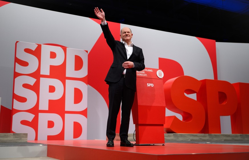 09.12.2023, Berlin: Bundeskanzler Olaf Scholz (SPD) nimmt nach seiner Rede beim ordentlichen Bundesparteitag der SPD auf dem Berliner Messegel