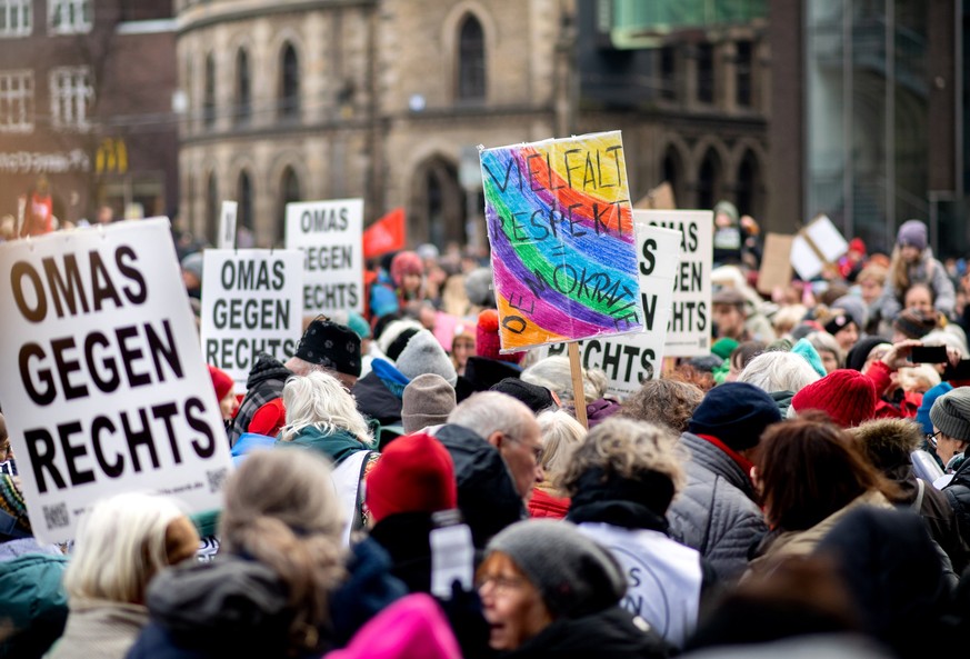 08.02.2025, Bremen: Zahlreiche Menschen, darunter Teilnehmerinnen der Organisation «Omas gegen Rechts», demonstrieren auf dem Domshof gegen Rechtsextremismus. Zu der Kundgebung haben die Initiativen « ...