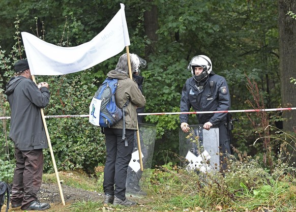 Police stops protestors in the forest &#039;Hambacher Forst&#039; near Dueren, Germany, Thursday, Sept. 13, 2018. Young environmentalists fight against German energy company RWE, who plans clearing an ...