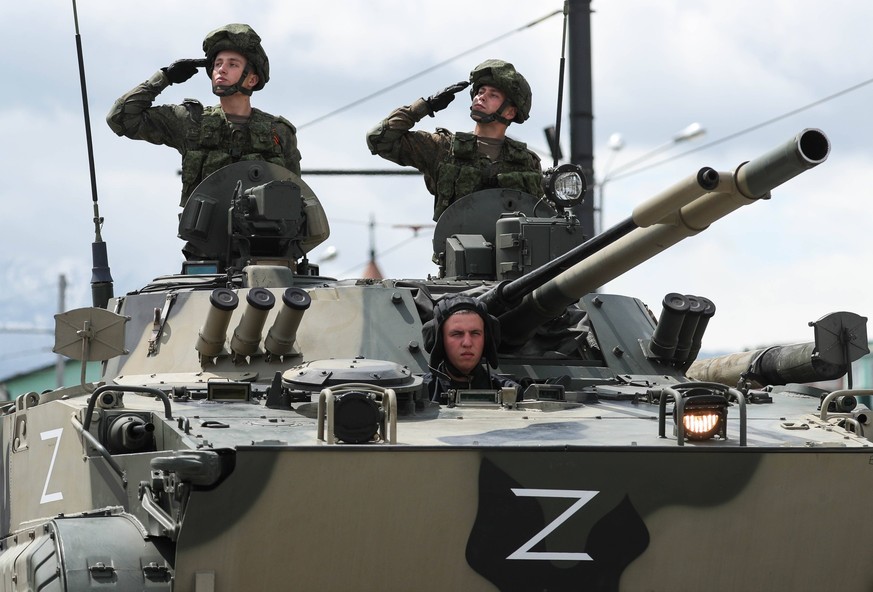 Russische Soldaten bei einer Parade in einem Panzer mit dem Zeichen "Z" – ein Symbol des russischen Angriffskrieges.