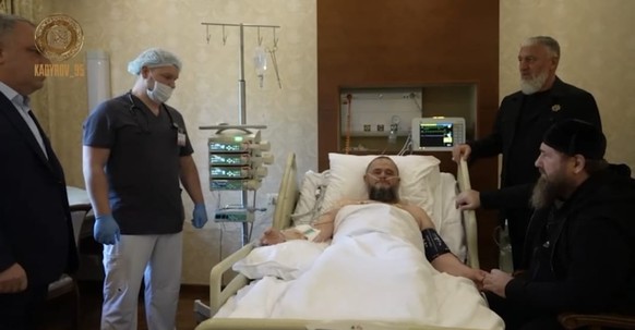 Kadyrov zou in de video aan het bed van zijn oom verschijnen.