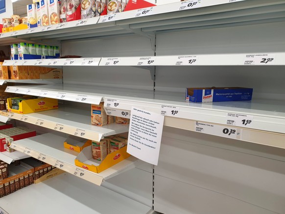 leere Regale mit Infozettel in einem Supermarkt, Hamsterkaeufe waehrend der Corona-Krise 2020, Deutschland, NRW empty rack in a supermarket while panic buying at corona crisis, Germany, North Rhine-We ...