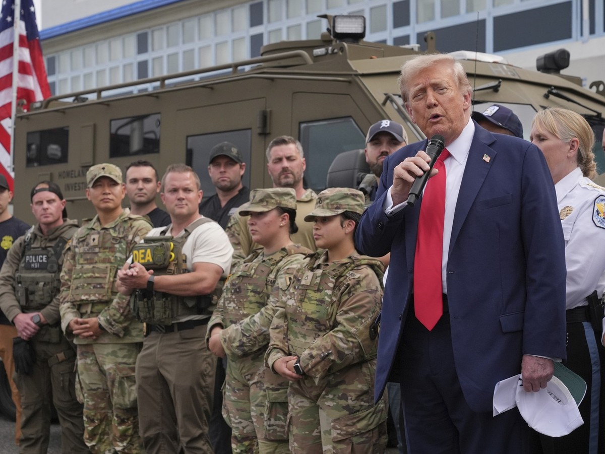 21.08.2025, USA, Washington: US-Präsident Donald Trump spricht mit Angehörigen der Strafverfolgungsbehörden und Soldaten der Nationalgarde. Foto: Jacquelyn Martin/AP/dpa +++ dpa-Bildfunk +++