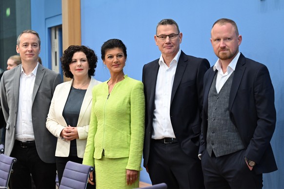 23.10.2023, Berlin: Die Vorstandsmitglieder des Vereins «Bündnis Sahra Wagenknecht - Für Vernunft und Gerechtigkeit» Lukas Schön (l-r), Amira Mohamed Ali, Sarah Wagenknecht, Ralf Suikat und Christian  ...