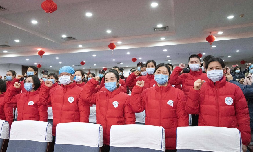 Mitglieder eines Ärzteteams im südchinesischen Nanning kurz vor ihrer Abreise.