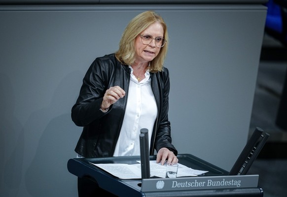 02.12.2022, Berlin: Andrea Lindholz (CSU), Bundestagsabgeordnete, spricht bei der Sitzung des Bundestags. Thema ist die 2./3. Lesung des Chancen-Aufenthaltsrechts und die Beschleunigung von Asylverfah ...