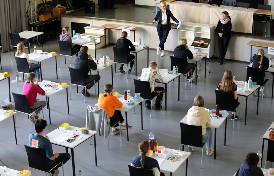 In der Aula im Innerstädtischen Gymnasium ISG beginnt die schriftliche Abiturprüfung in Deutsch.