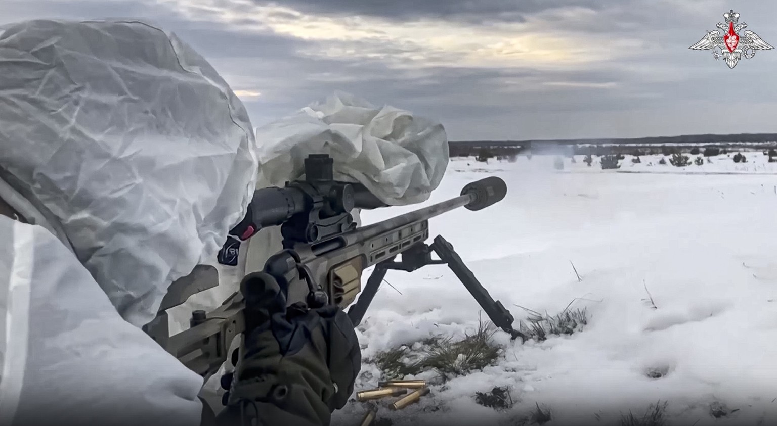 HANDOUT - 28.12.2022, Belarus, ---: Auf diesem vom Pressedienst des russischen Verteidigungsministeriums am 28. Dezember 2022 veröffentlichten Foto aus einem Video nehmen russische Soldaten an Übungen ...