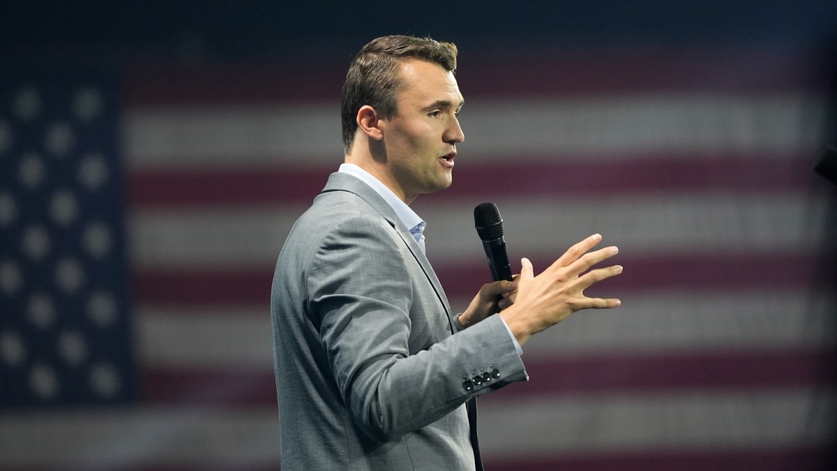 ARCHIV - 26.07.2024, USA, West Palm Beach: Der Gründer von Turning Point USA, Charlie Kirk, spricht, bevor der republikanische Präsidentschaftskandidat und ehemalige US-Präsident Trump beim Turning Po ...