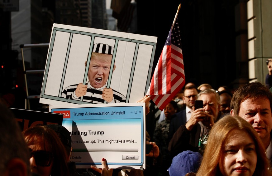 04.04.2023, USA, New York: Demonstranten und Journalisten warten vor dem Trump Tower darauf, dass Ex-US-Präsident Trump sich auf den Weg zum Strafgerichtshof in Manhattan macht. Als erster Ex-Präsiden ...