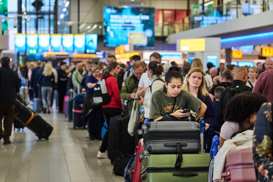2022-06-05 06:57:40 SCHIPHOL - Reisende stehen bereits frühmorgens in der Warteschlange vor der Abflughalle von Schiphol. Reisende dürfen die Abflughallen nur betreten, wenn ihr Flug innerhalb von vie ...